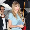 Taylor Swift, souriante malgré la pluie, assistait au défilé prêt-à-porter d'Elie Saab à l'Espace Éphémère du jardin des Tuileries. Paris, le 3 octobre 2012.