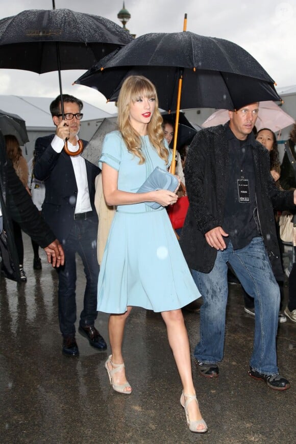 Taylor Swift, souriante malgré la pluie, assistait au défilé prêt-à-porter d'Elie Saab à l'Espace Éphémère du jardin des Tuileries. Paris, le 3 octobre 2012.