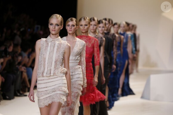 Défilé Elie Saab prêt-à-porter printemps-été 2013 à l'Espace Ephémère du jardin des Tuileries. Paris, le 3 octobre 2012.