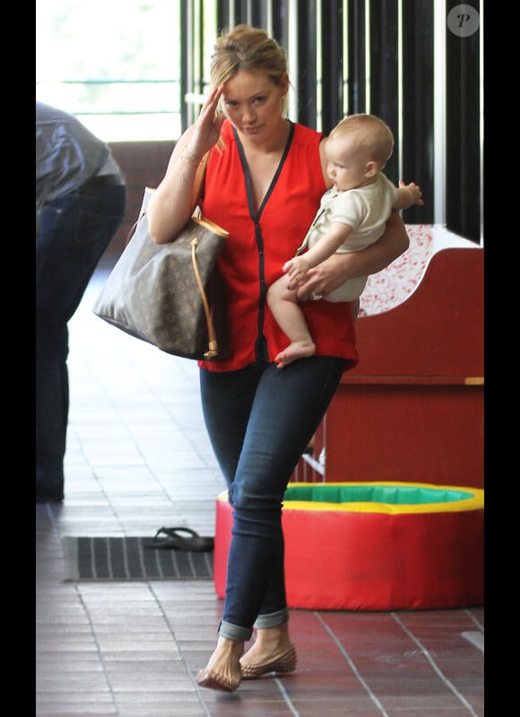 Hilary Duff emmène son petit Luca à la crèche, le mercredi 3 août à Sherman Oaks.