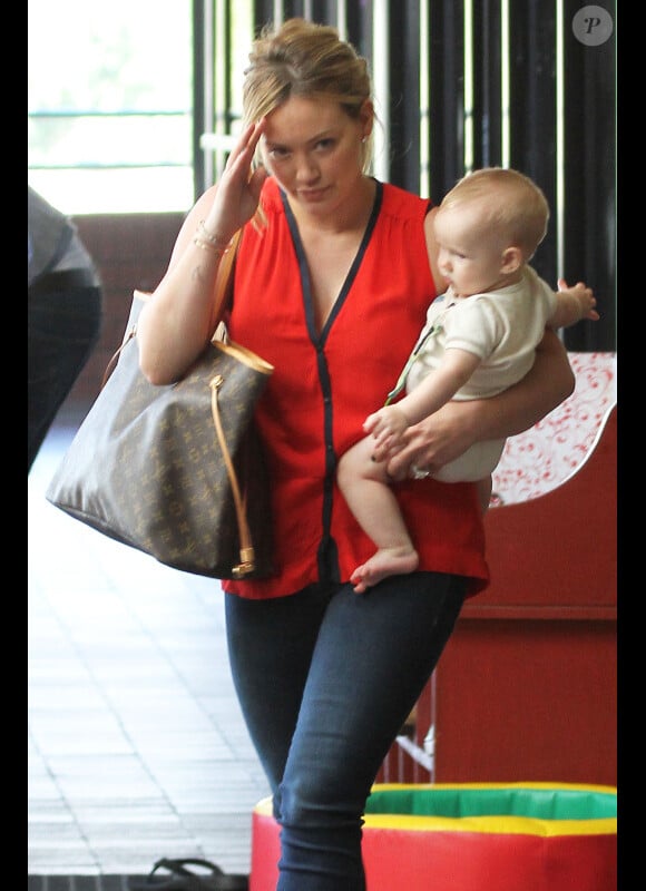 Hilary Duff emmène son petit garçon, Luca, à la crèche, le mercredi 3 août à Sherman Oaks.