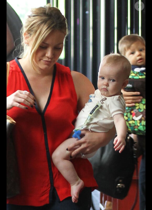 La chanteuse et actrice Hilary Duff accompagne son petit Luca à la crèche, le mercredi 3 août à Sherman Oaks.
