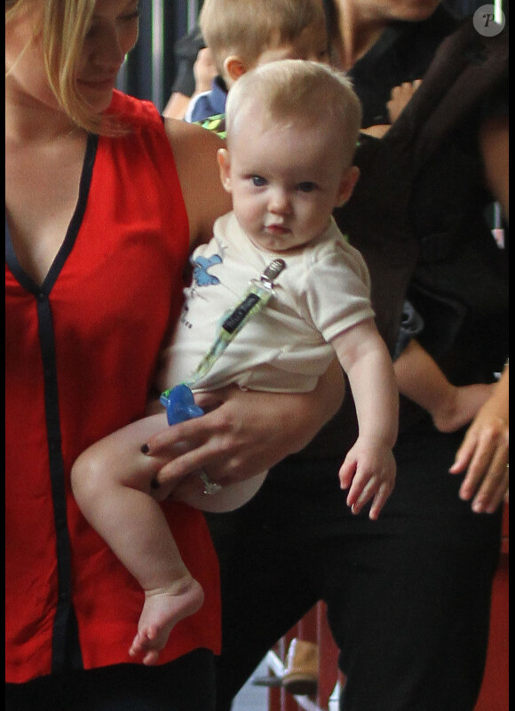 Hilary Duff et son petit Luca, le mercredi 3 août à Sherman Oaks.