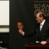 Sir Roger Moore s'éclate avec un masque de Daniel Craig ! Vente aux enchères d'objets de la saga James Bond donnés par les acteurs de la franchise, chez Christie's, à Londres, le 5 octobre 2012