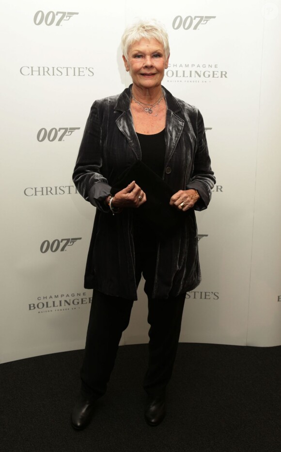 Judi Dench lors de la vente aux enchères d'objets de la saga James Bond donnés par les acteurs de la franchise, chez Christie's, à Londres, le 5 octobre 2012