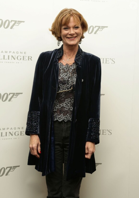 Samantha Bond était présente au rendez-vous. Vente aux enchères d'objets de la saga James Bond donnés par les acteurs de la franchise, chez Christie's, à Londres, le 5 octobre 2012