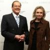 Roger Moore avec son épouse Kristina Tholstrup. Vente aux enchères d'objets de la saga James Bond donnés par les acteurs de la franchise, chez Christie's, à Londres, le 5 octobre 2012