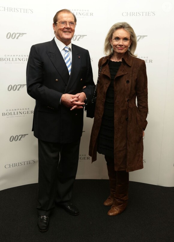 Roger Moore avec son épouse Kristina Tholstrup. Vente aux enchères d'objets de la saga James Bond donnés par les acteurs de la franchise, chez Christie's, à Londres, le 5 octobre 2012
