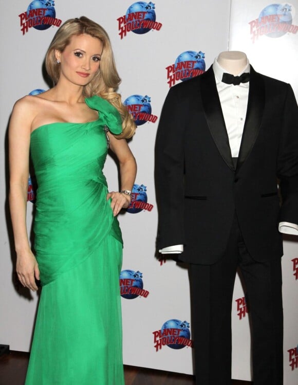 Holly Madison, enceinte de son premier enfant, dévoilait le 4 octobre 2012 au Planet Hollywood Hôtel et Casino de Las Vegas une réplique du smocking de James Bond pour Skyfall... ainsi qu'un petit baby-bump marquant le début de sa grossesse.