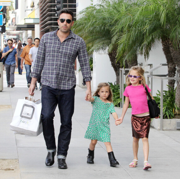 Ben Affleck et ses filles Violet et Seraphina font des courses chez Barnes & Noble à Los Angeles, le 6 octobre 2012. Responsable d'un léger accident de voiture, Ben Affleck n'a pas manqué de laisser un mot au propriétaire.