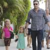 Ben Affleck et ses filles, les adorables Violet et Seraphina font des courses à Los Angeles, le 6 octobre 2012. Responsable d'un léger accident de voiture, Ben Affleck n'a pas manqué de laisser un mot au propriétaire.