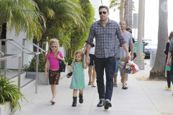 Ben Affleck et ses filles, les adorables Violet et Seraphina font des courses à Los Angeles, le 6 octobre 2012. Responsable d'un léger accident de voiture, Ben Affleck n'a pas manqué de laisser un mot au propriétaire.
