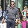 Ben Affleck et ses filles Violet et Seraphina font des courses à Los Angeles, le 6 octobre 2012. Responsable d'un léger accident de voiture, Ben Affleck n'a pas manqué de laisser un mot au propriétaire.
