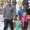 Ben Affleck et ses filles Violet et Seraphina font des courses à Los Angeles, le 6 octobre 2012. Responsable d'un léger accident de voiture, Ben Affleck n'a pas manqué de laisser un mot au propriétaire.