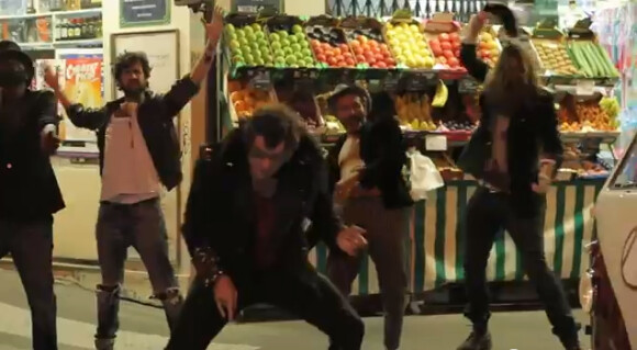 M (Matthieu Chedid), Mojo, le clip - octobre 2012. Extrait de l'album Îl, à paraître le 12 novembre 2012.