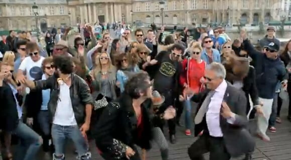 M (Matthieu Chedid), Mojo, le clip - octobre 2012. Extrait de l'album Îl, à paraître le 12 novembre 2012.