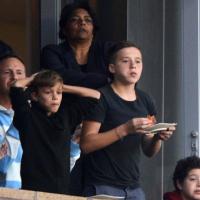 David Beckham : Regard noir et câlin sous le regard de ses trois bambins affamés