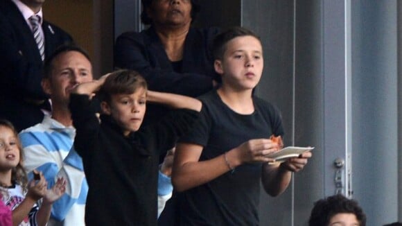 David Beckham : Regard noir et câlin sous le regard de ses trois bambins affamés
