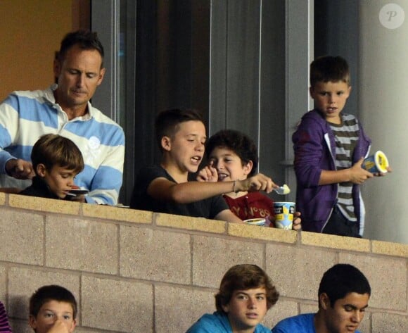 Romeo, Brooklyn et Cruz se goinfrent de friandises lors du match de leur père David Beckham lors du match entre les Los Angeles Galaxy et le Real Salt Lake au Home Depot Center de Carson à Los Angeles le 6 octobre 2012