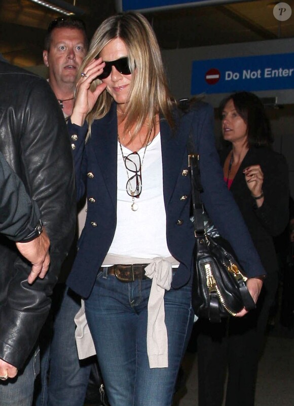 Jennifer Aniston et Justin Theroux fiancés à l'aéroport de Los Angeles au mois de juin 2012.