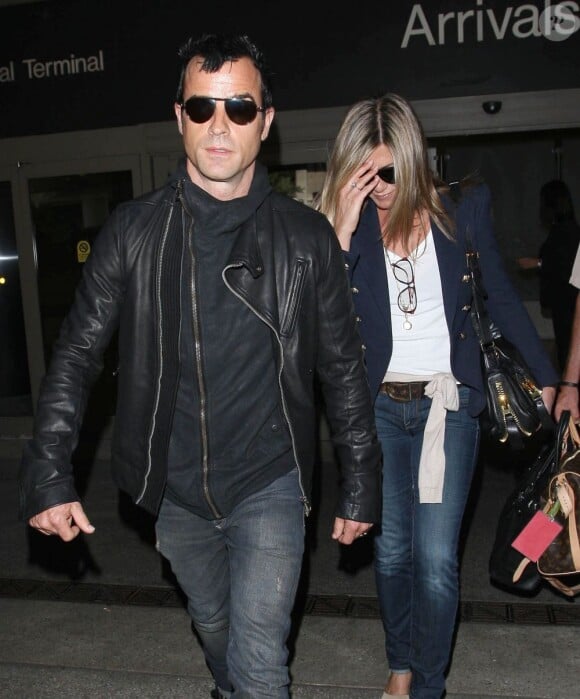 Jennifer Aniston et Justin Theroux arrivent à l'aéroport de Los Angeles au mois de juin 2012.
