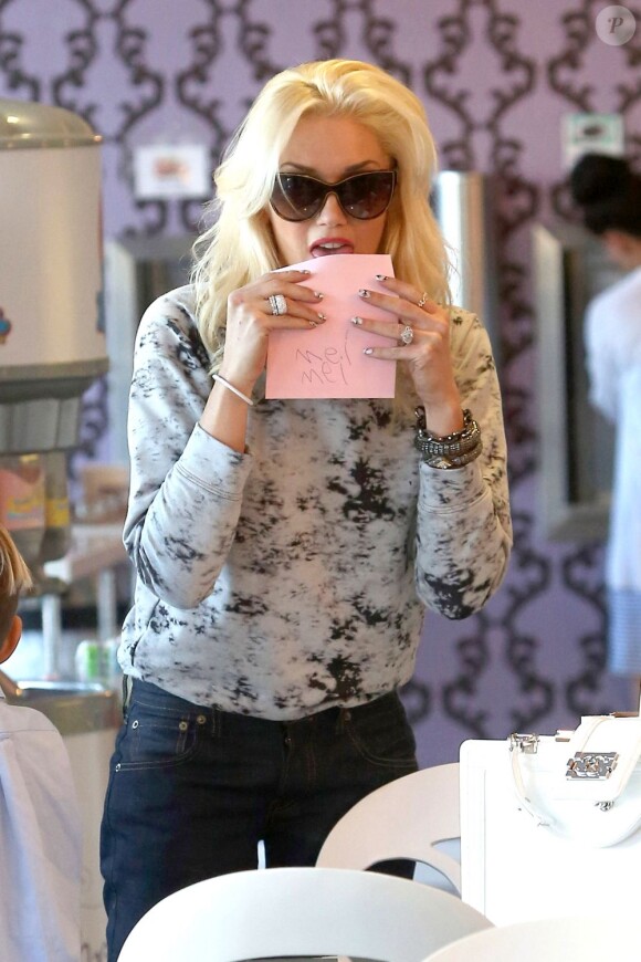 Exclusif - Gwen Stefani retombe en enfance en se rendant dans une boutique de bonbons dans le quartier de Sherman Oaks. Los Angeles, le 8 octobre 2012.