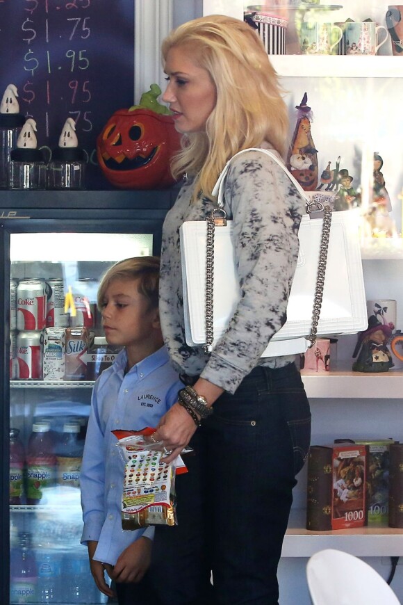 Exclusif - Gwen Stefani retombe en enfance avec son aîné Kingston en se rendant dans une boutique de bonbons dans le quartier de Sherman Oaks. Los Angeles, le 8 octobre 2012.