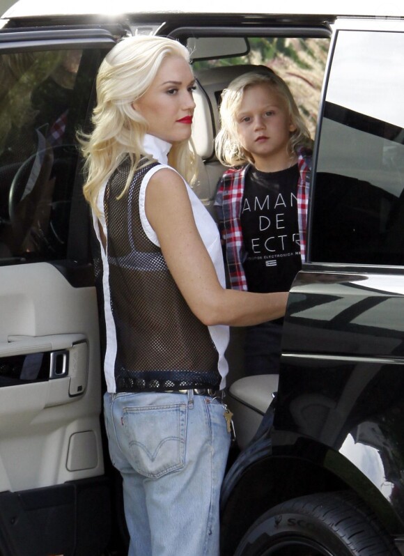 Gwen Stefani surprise à la descente de son Range Rover avec son fils Zuma, 4 ans. Los Angeles, le 6 octobre 2012.