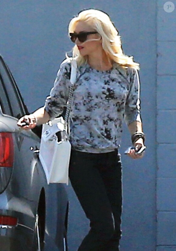 Gwen Stefani, sac Chanel blanc à l'épaule, arrive aux studios d'enregistrement Center Staging à Burbank. Le 8 octobre 2012.