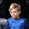 Kingston, 6 ans et en tenue de football, arrive avec sa mère Gwen Stefani et son petit frère Zuma chez Todd Stefani. Los Angeles, le 6 Octobre 2012.