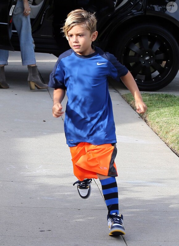 Kingston, 6 ans et en tenue de football, arrive avec sa mère Gwen Stefani et son petit frère Zuma chez Todd Stefani. Los Angeles, le 6 Octobre 2012.
