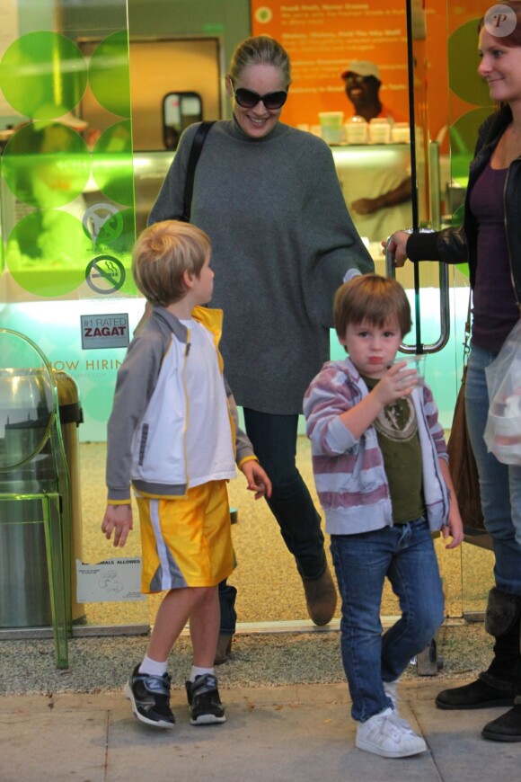 Sharon Stone avec ses deux fils, Laird et Roan, à Los Angeles, le 5 novembre 2011.