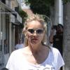 Sharon Stone fait du shopping avec son fils Roan dans les rues de Beverly Hills, le 25 juin 2011.