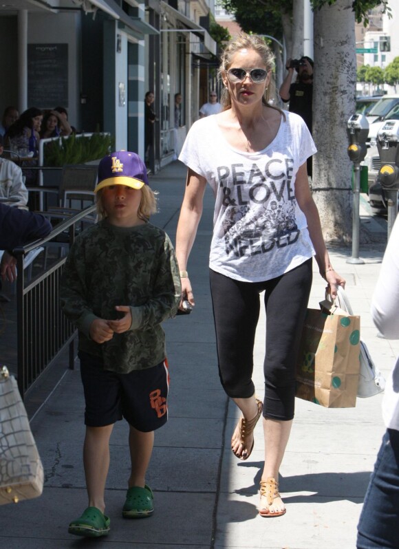 Sharon Stone fait du shopping avec son fils Roan dans les rues de Beverly Hills, le 25 juin 2011.