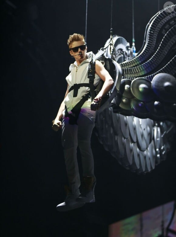 Justin Bieber suspendu lors de son concert à Vancouver au Canada le 10 octobre 2012.