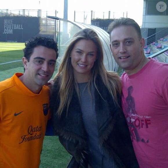 Photo tirée du compte Twitter de Bar Refaeli, en compagnie du milieu de terrain du FC Barcelone, Xavi