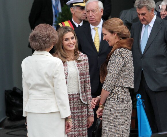 La reine Sofia, sa belle-fille Letizia et sa fille l'infante Elena lors du défilé militaire de la fête nationale de l'Espagne le 12 octobre 2012
