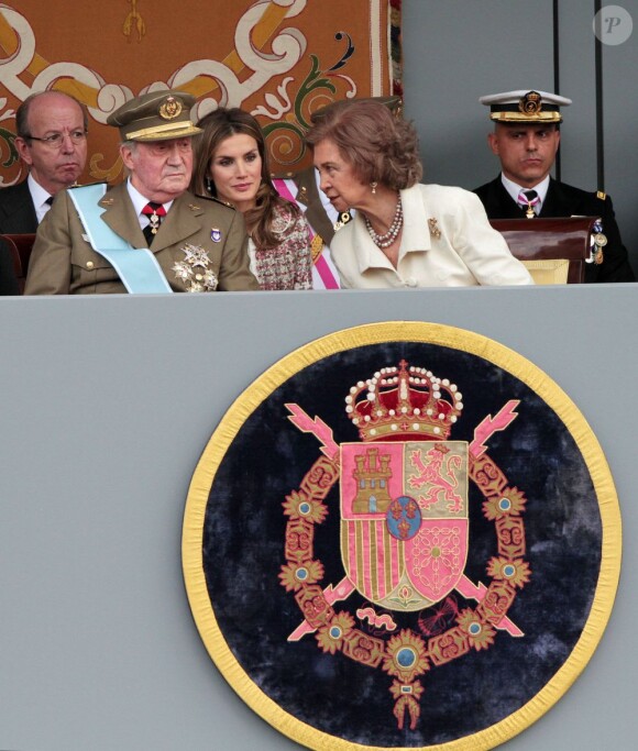 Le roi Jean Carlos et la reine Sofia, aux côtés de la princesse Letizia lors du défilé militaire de la fête nationale de l'Espagne le 12 octobre 2012