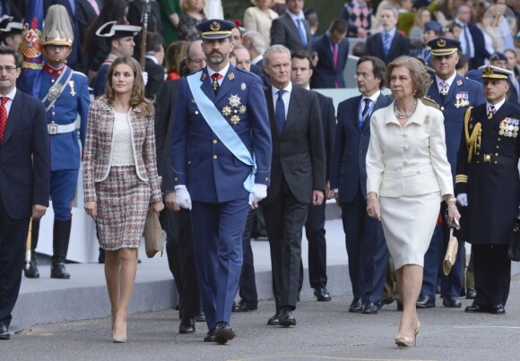 La reine Sofia, aux côtés du prince héritier Felipe d'Espagne et de son épouse Letizia lors du défilé militaire de la fête nationale de l'Espagne le 12 octobre 2012