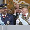Le prince Felipe et le roi Juan Carlos d'Espagne lors du défilé militaire de la fête nationale de l'Espagne le 12 octobre 2012
