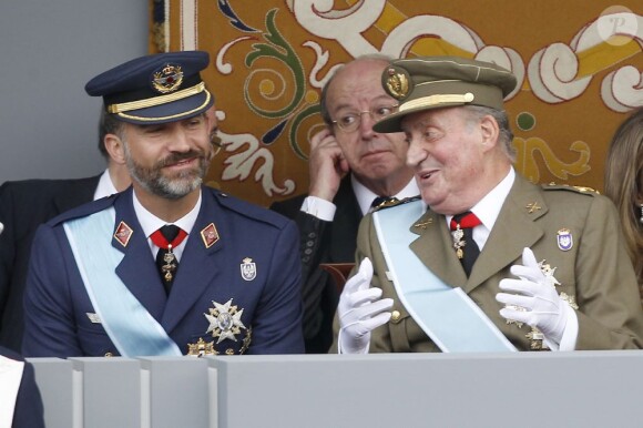 Le prince Felipe et le roi Juan Carlos d'Espagne lors du défilé militaire de la fête nationale de l'Espagne le 12 octobre 2012