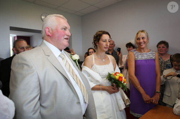Thierry et Annie, de L'amour est dans le pré, se marient à la mairie de Gavray, en septembre 2012.