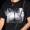 Coiffure sobre et sans maquillage, Rihanna sait quand même attiré l'attention avec un t-shirt à l'effigie d'une paire de fesses tatouée "West Coast". West Hollywood, Los Angeles, le 13 octobre 2012.