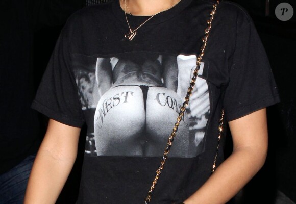 Coiffure sobre et sans maquillage, Rihanna sait quand même attiré l'attention avec un t-shirt à l'effigie d'une paire de fesses tatouée "West Coast". West Hollywood, Los Angeles, le 13 octobre 2012.