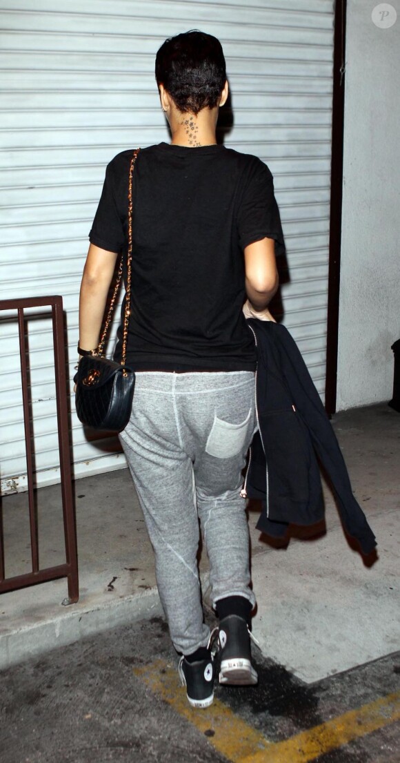 Rihanna, habillée cette fois, mais toujours dans le provoc côté vestimentaire alors que les rumeurs concernant sa relation avec Chris Brown continuent. West Hollywood, Los Angeles, le 13 octobre 2012.