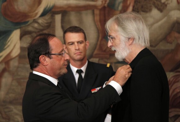 François Hollande remet les insignes de chevalier de la Légion d'honneur à Michael Haneke, au palais de l'Elysée, le 14 octobre 2012.