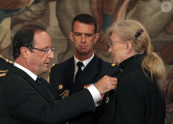 François Hollande remet les insignes d'officier de la Légion d'honneur à la productrice Margaret Menegoz, au palais de l'Elysée, le 14 octobre 2012.