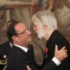 François Hollande remet les insignes de chevalier de la Légion d'honneur à Michael Haneke, au palais de l'Elysée, le 14 octobre 2012.