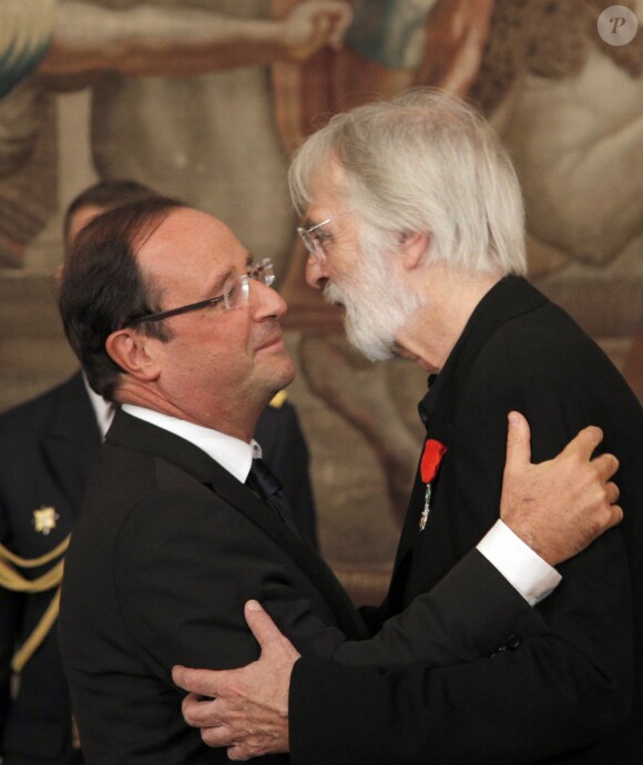 François Hollande remet les insignes de chevalier de la Légion d'honneur à Michael Haneke, au palais de l'Elysée, le 14 octobre 2012.