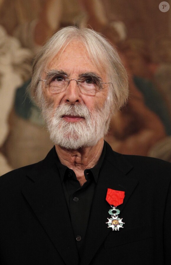 Michael Haneke reçoit les insignes de chevalier de la Légion d'honneur au palais de l'Elysée, le 14 octobre 2012.